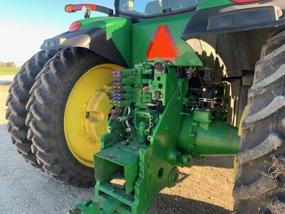 Image of John Deere 8370R equipment image 2