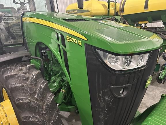 Image of John Deere 8370R equipment image 4