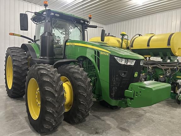 Image of John Deere 8370R equipment image 1