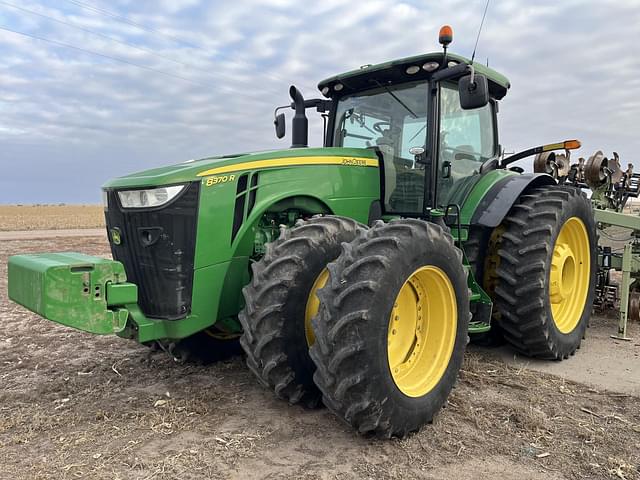 Image of John Deere 8370R equipment image 1