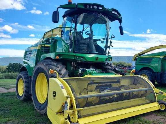 2017 John Deere 8400 Equipment Image0