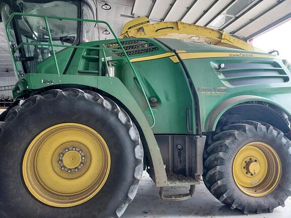 Image of John Deere 8400 equipment image 1