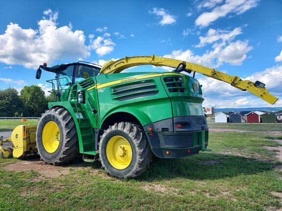 Image of John Deere 8400 equipment image 2