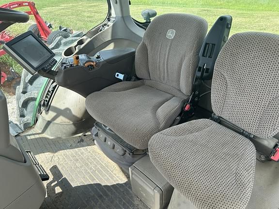 Image of John Deere 8400R equipment image 4