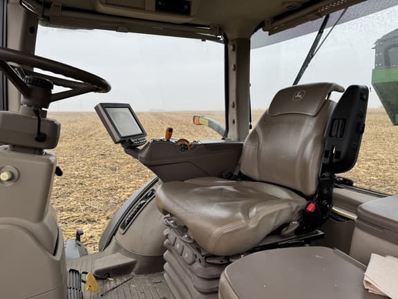 Image of John Deere 8400R equipment image 4