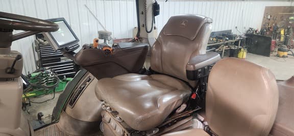 Image of John Deere 8400R equipment image 4