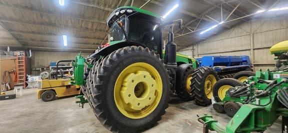 Image of John Deere 8400R equipment image 1