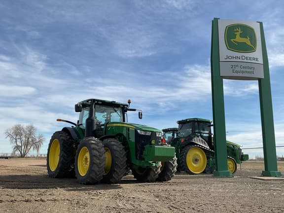 Image of John Deere 8400R equipment image 1