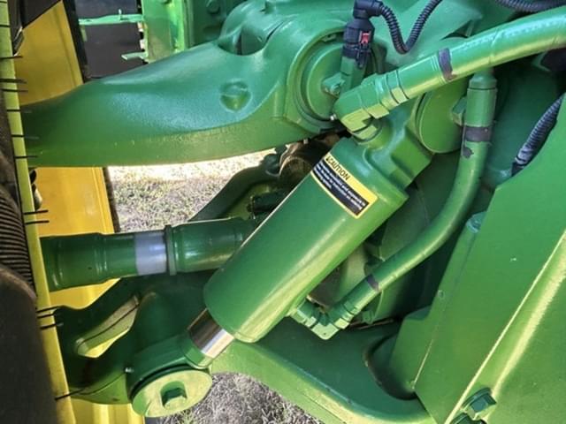 Image of John Deere 8400R equipment image 1
