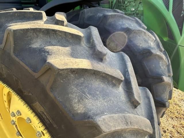 Image of John Deere 8400R equipment image 3