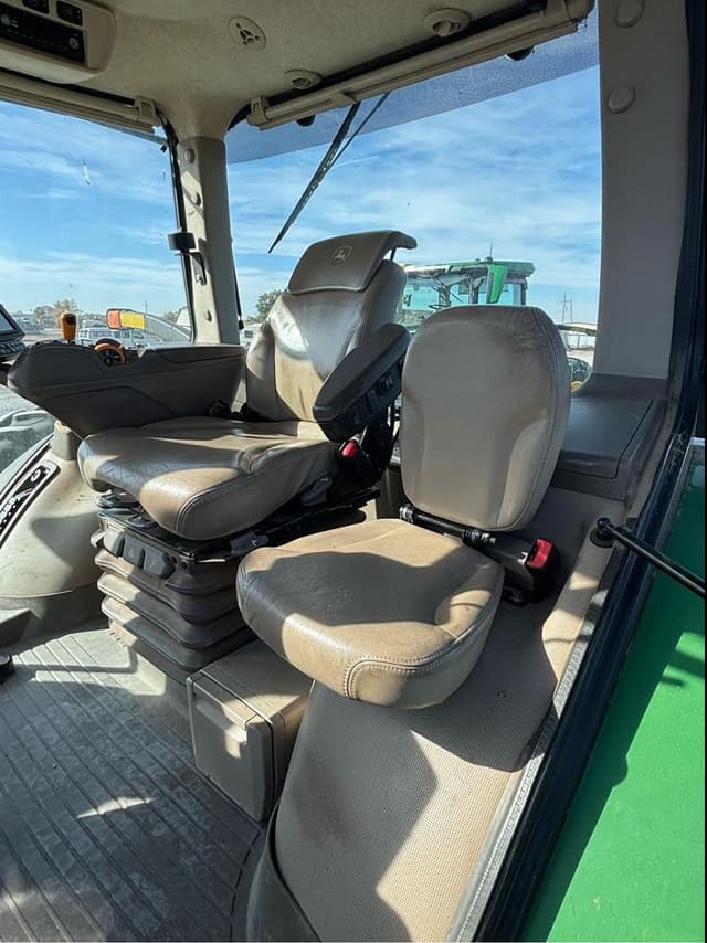 Image of John Deere 8400R equipment image 1