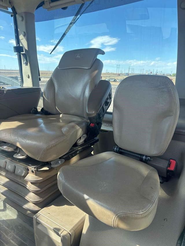 Image of John Deere 8400R equipment image 2