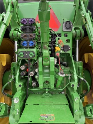 Image of John Deere 8400R equipment image 1