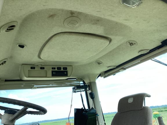 Image of John Deere 8400R equipment image 2