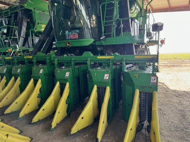 2017 John Deere CP690 Equipment Image0
