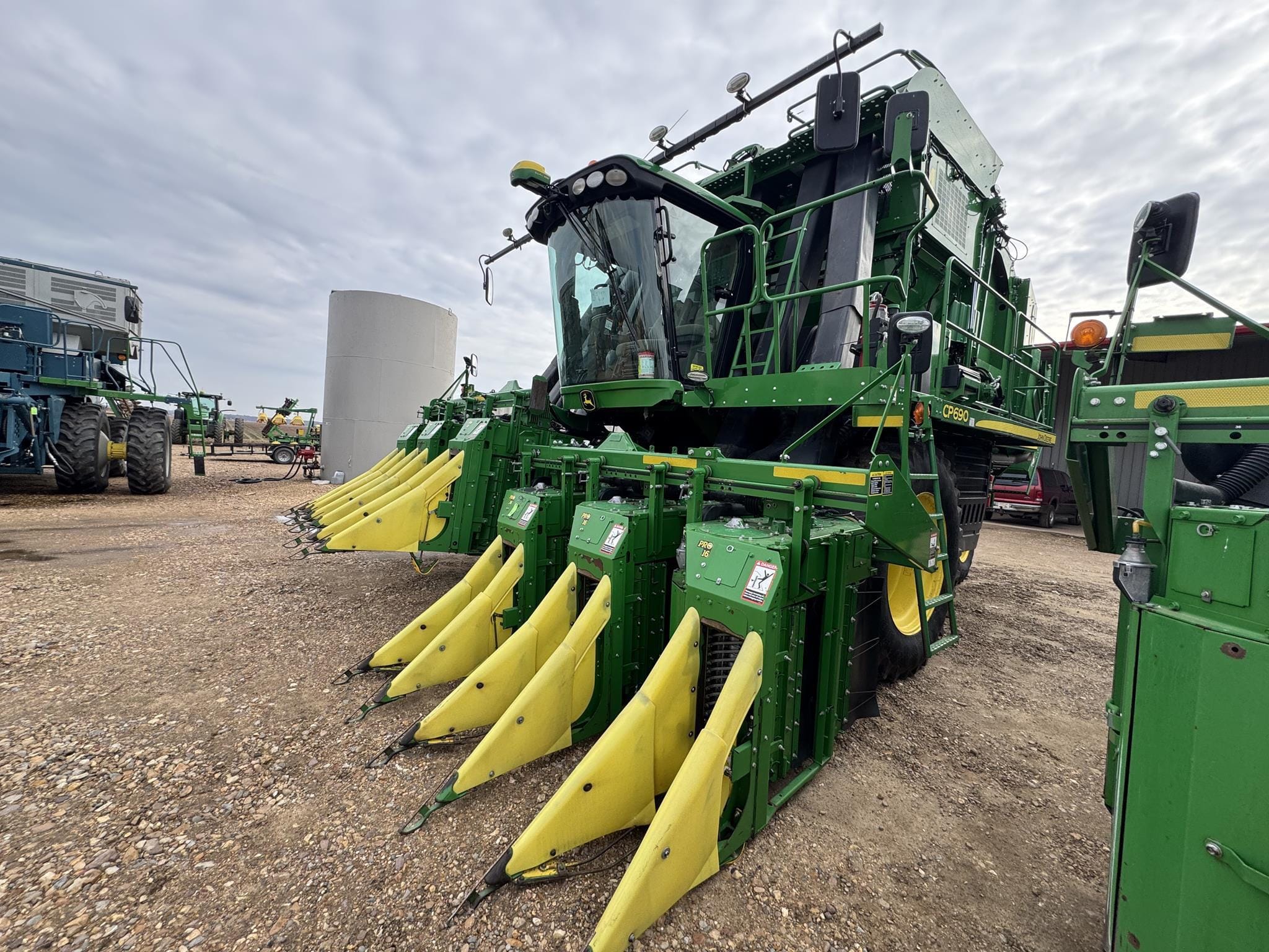 2017 John Deere CP690 Equipment Image0
