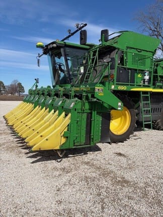 2017 John Deere CP690 Equipment Image0