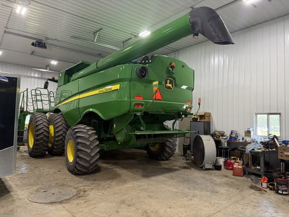 2017 John Deere S660 Equipment Image0