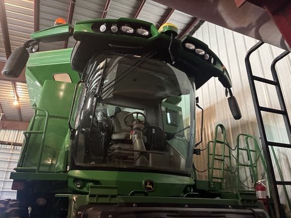 Image of John Deere S660 equipment image 4