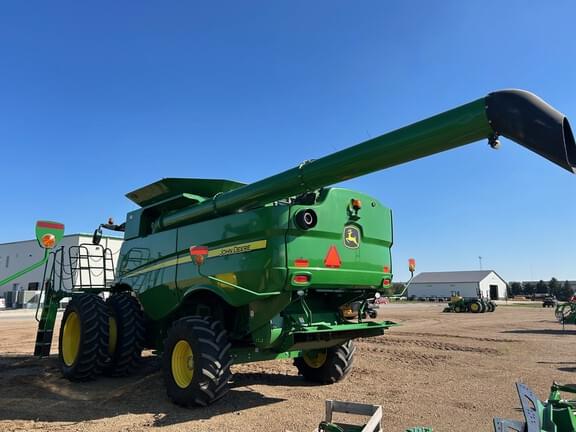 Image of John Deere S660 equipment image 4