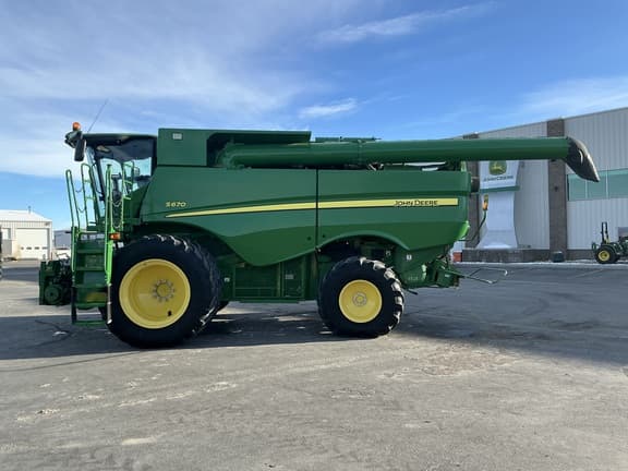 Image of John Deere S670 equipment image 1
