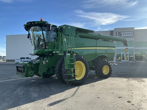 2017 John Deere S670 Equipment Image0
