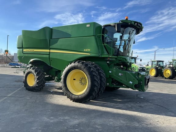 2017 John Deere S670 Equipment Image0