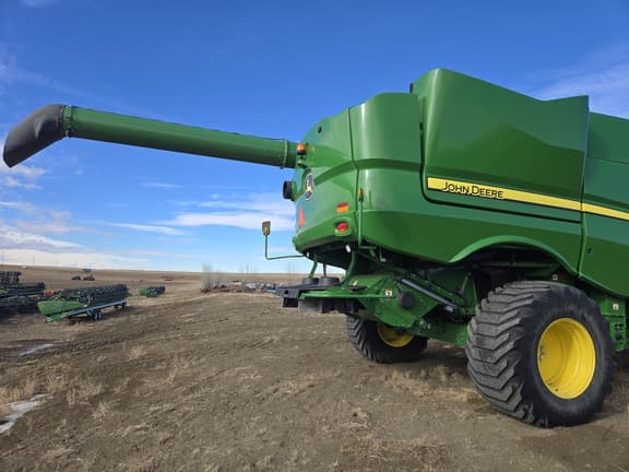 Image of John Deere S670 equipment image 1