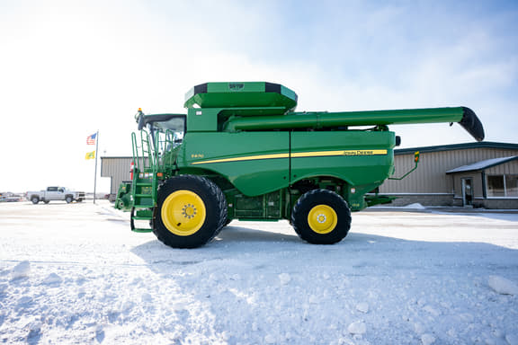Image of John Deere S670 equipment image 2