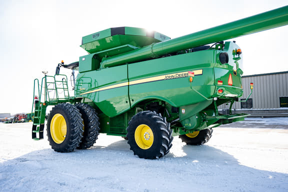 Image of John Deere S670 equipment image 4