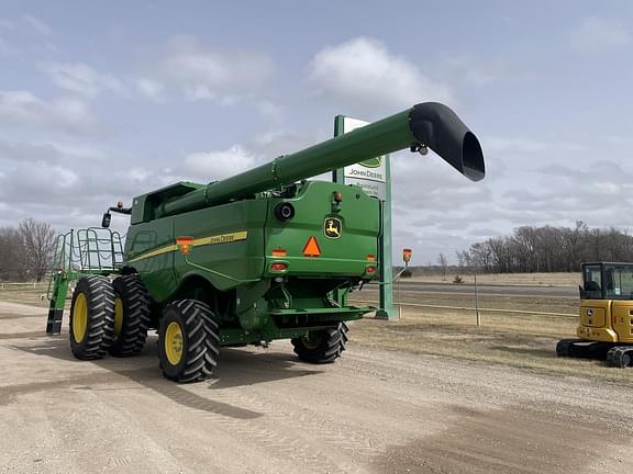 Image of John Deere S670 equipment image 4