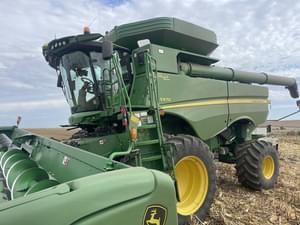 2017 John Deere S670 Image