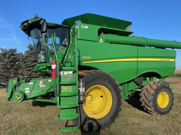 2017 John Deere S670 Equipment Image0