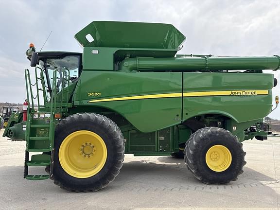 Image of John Deere S670 equipment image 1