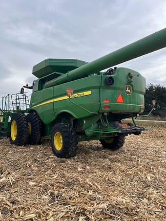 2017 John Deere S670 Equipment Image0