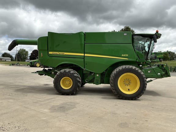 2017 John Deere S670 Equipment Image0