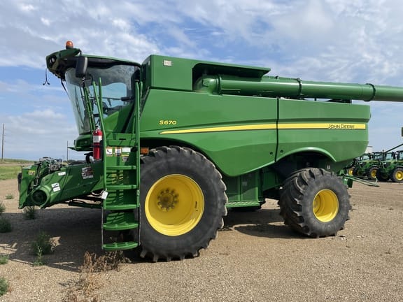 2017 John Deere S670 Equipment Image0