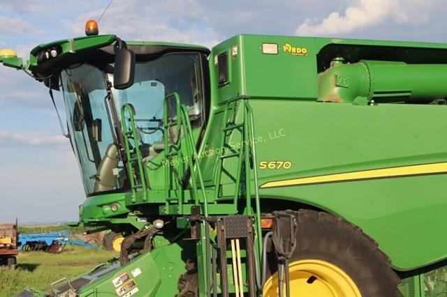 Image of John Deere S670 equipment image 2