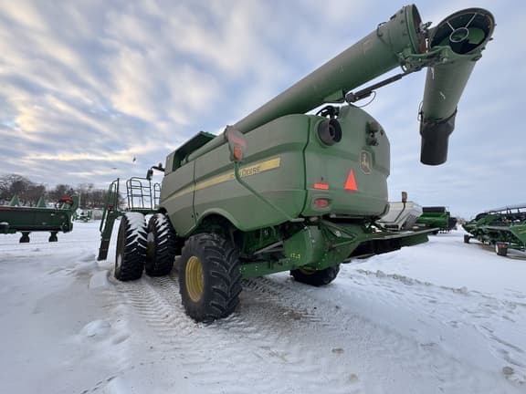 Image of John Deere S670 equipment image 4