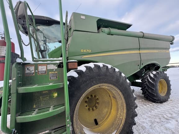 Image of John Deere S670 equipment image 1