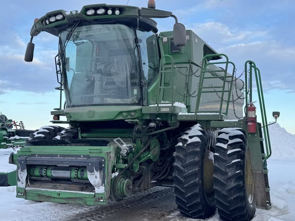 2017 John Deere S670 Equipment Image0