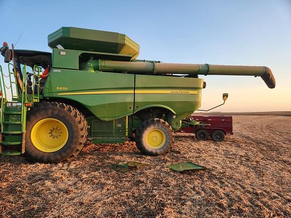 Image of John Deere S670 equipment image 1