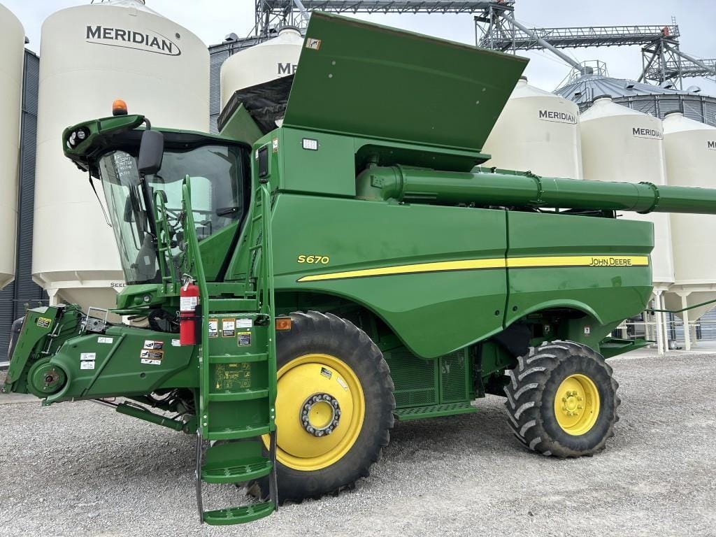2017 John Deere S670 Equipment Image0