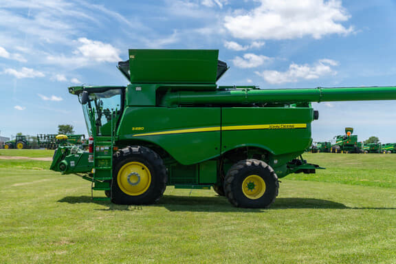 Image of John Deere S680 equipment image 1