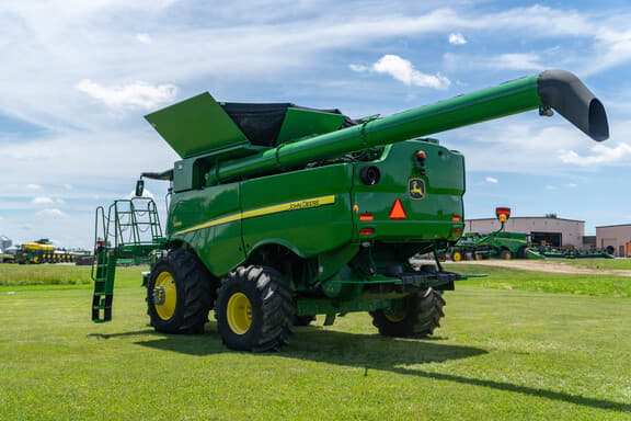 Image of John Deere S680 equipment image 2