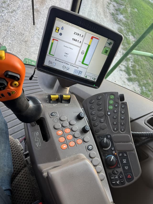 Image of John Deere S680 equipment image 4