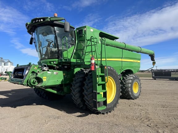 2017 John Deere S680 Equipment Image0
