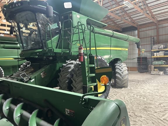 Image of John Deere S680 equipment image 4