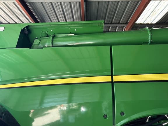 Image of John Deere S680 equipment image 4