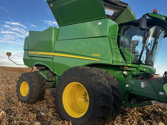 2017 John Deere S680 Equipment Image0